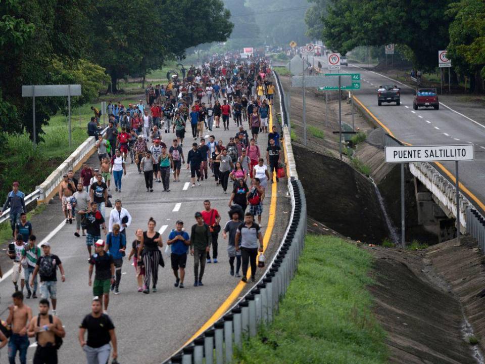 Migrantes que forman parte de una caravana que se dirige a EE. UU. caminan de Huixtla a Escuintla, estado de Chiapas, México, el 9 de junio de 2022.