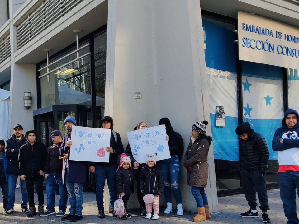 Los hondureños protestaron en el consulado en Washington.