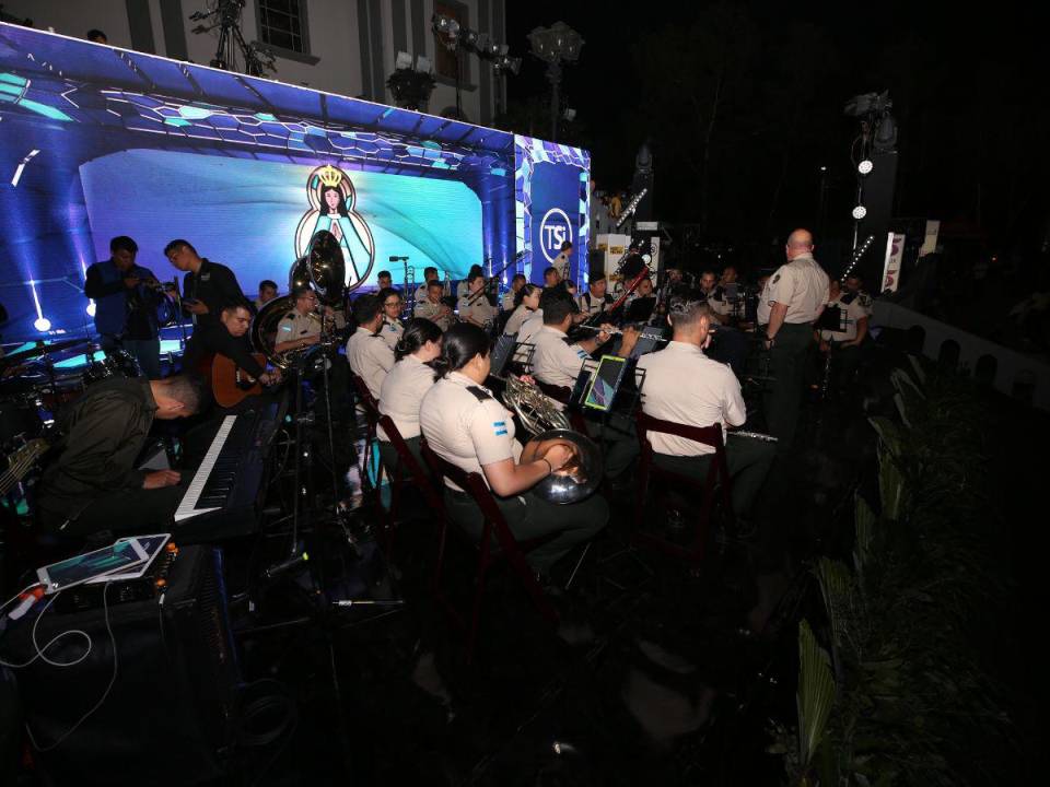 La Banda Sinfónica de las Fuerzas Armadas dio un hermoso concierto en honor a la Virgen de Suyapa a las 7:00 p.m. A continuación las imágenes.
