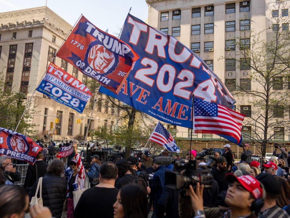 Un puñado de seguidores y de detractores del expresidente de Estados Unidos se manifiestan a favor y en contra del magnate. Estas son las imágenes de la protesta.