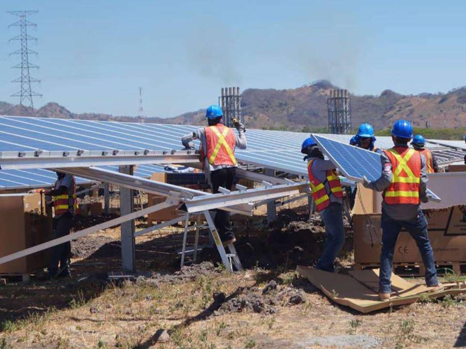 La instalación de 510 megavatios de las plantas solares contribuyó a revertir la matriz energética del país.