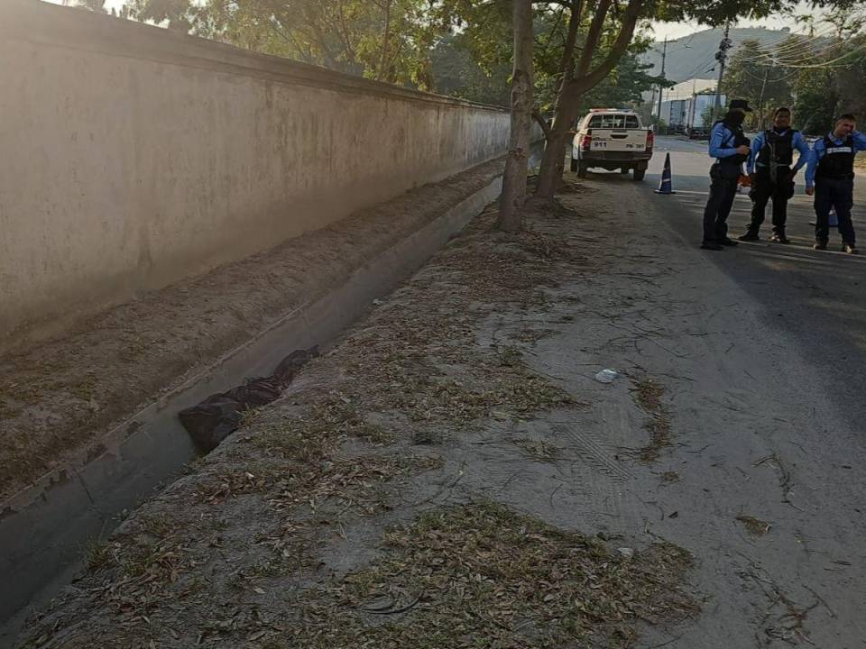 El cadáver fue lanzado a una cuneta frente a una universidad en San Pedro Sula.