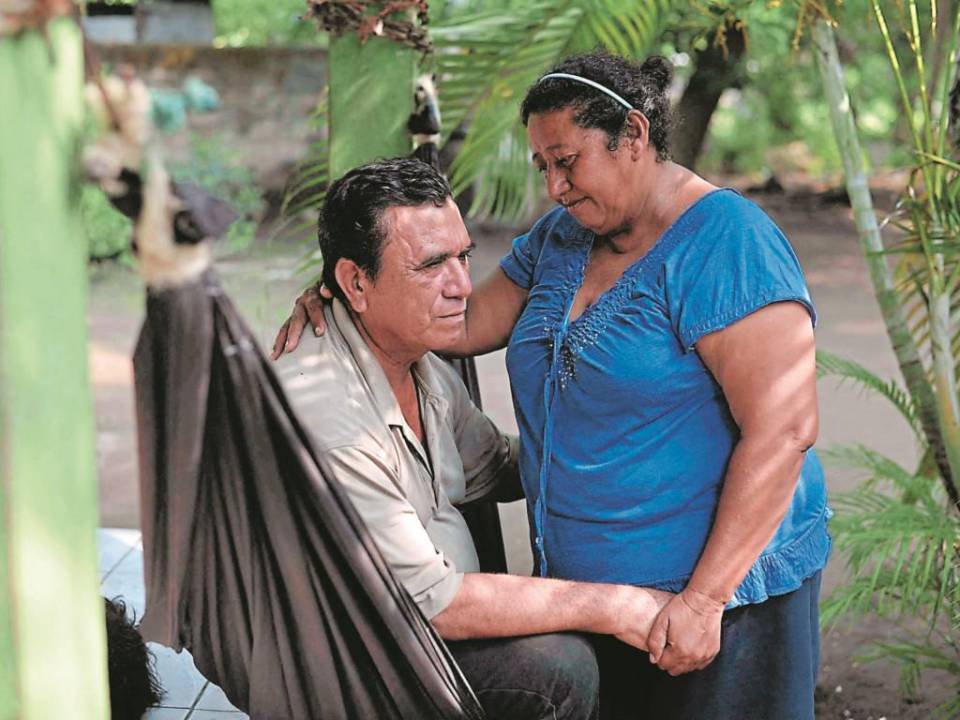 El nicaragüense Luis Gómez (izquierda) y su esposa Idalia Paz, ambos afectados por el químico Nemagón, reaccionan luego de conocer el veredicto de un tribunal francés sobre el pesticida, en su casa en Chinandega, Nicaragua, el 11 de mayo de 2022.