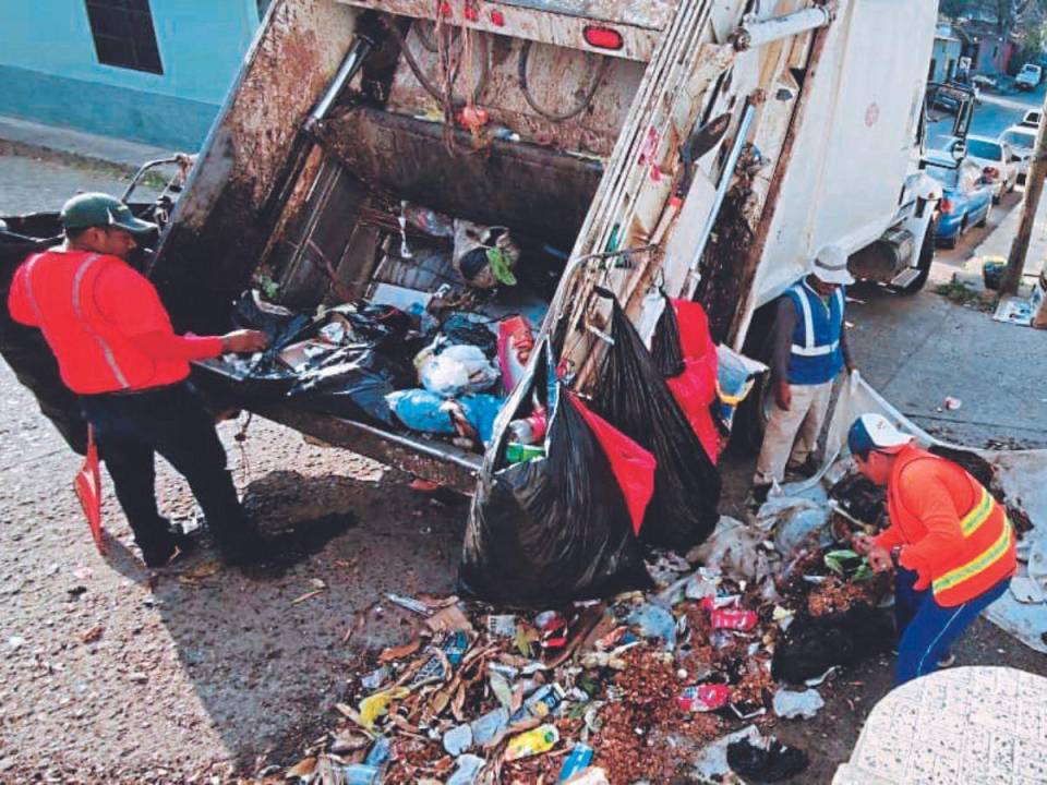 Intensas jornadas de limpieza se desarrollan en las principales calles de la ciudad de Comayagua.