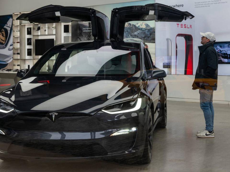 El fabricante de vehículos eléctricos estadounidense Tesla anunció este miércoles resultados por debajo de lo esperado para el cuarto trimestre, afectado por un descenso del precio de venta de sus productos.