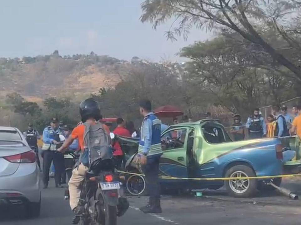 Las seis personas se trasladaban en el mismo vehículo que quedó severamente dañado en su parte frontal.