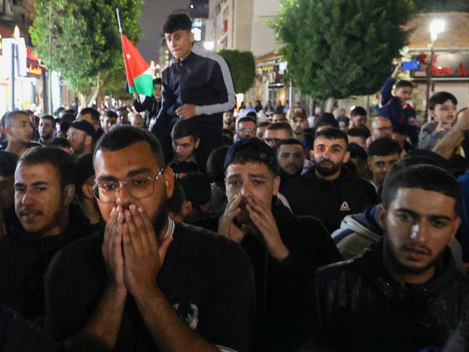 Los palestinos se reúnen en Ramallah, en la ocupada Cisjordania, el 10 de octubre de 2023, para expresar su apoyo a la Franja de Gaza.