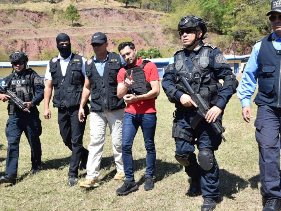A bordo de un helicóptero de la Policía Nacional, llegó a las instalaciones de la Dirección Nacional de Fuerzas Especiales, conocido como Los Cobras, el extraditable Jorge Luis Aguilar Reyes, de 35 años de edad, quien fue capturado este jueves en la ciudad de San Pedro Sula.