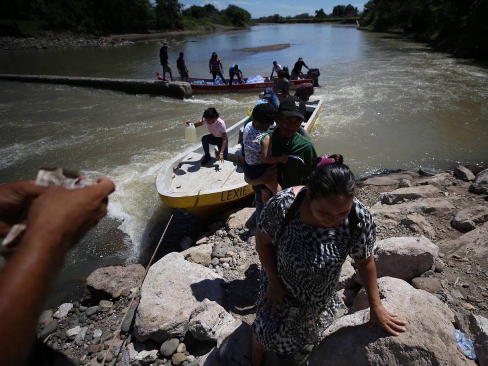 Los pobladores de la Costa de los Amates en Alianza, Valle, como la señora embarazada en la fotografía, sufren debido a la falta de un puente o vado para llegar a su comunidad.