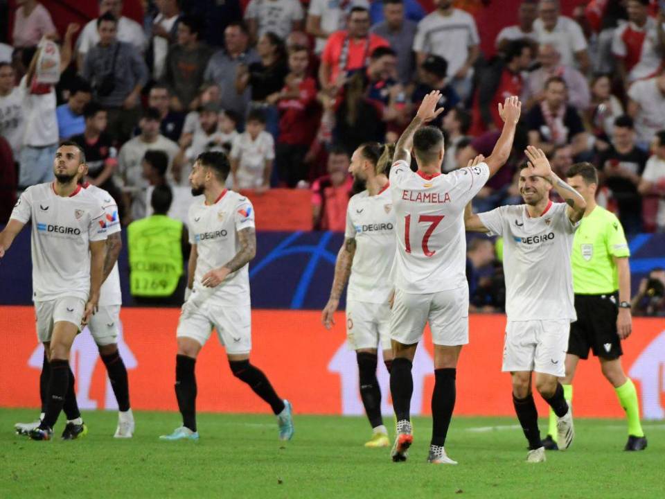 En un gran partido, Sevilla logra su primer triunfo en la Liga de Campeones y garantiza su boleto a la Europa League.