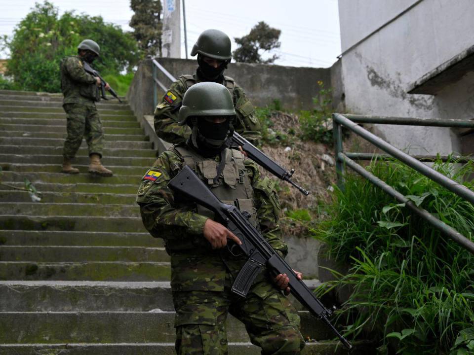 Los militares recorren las calles de Ecuador para resguardar a la población.