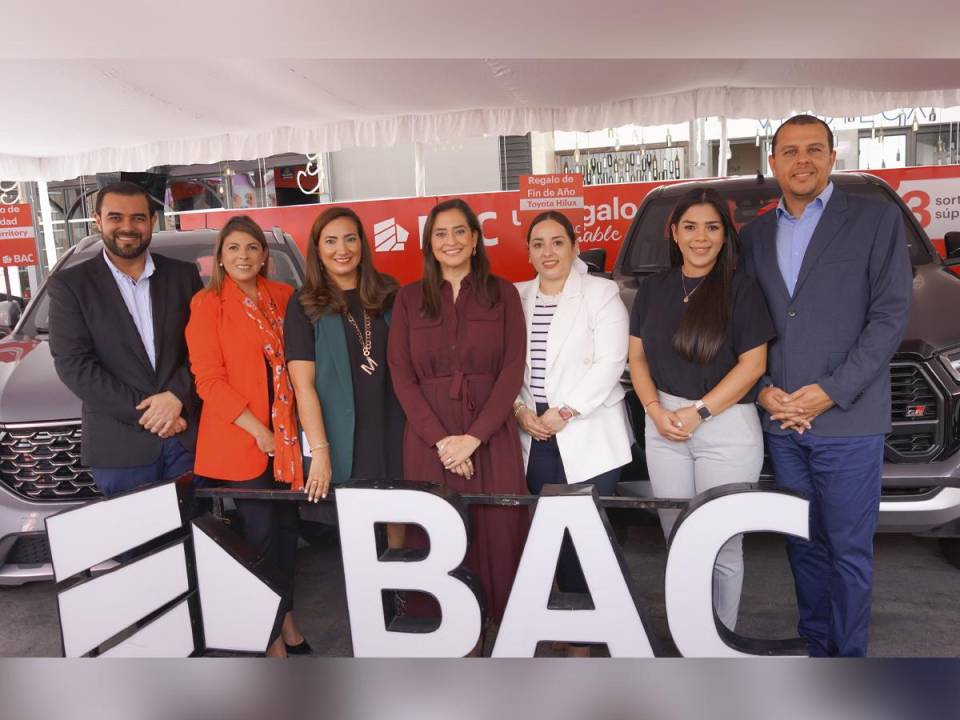 <i><b>Valeria Ríos, vicepresidente de Estrategia Comercial, Mercadeo y Sostenibilidad de BAC Honduras, junto a ejecutivos de BAC realizaron el anuncio de esta importante promoción navideña. </b></i>