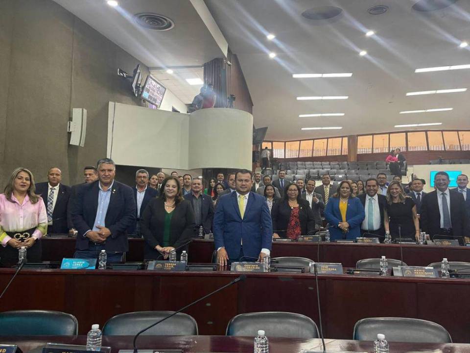 Hasta el momento, los congresistas se mantienen en sus curules a pesar que el comunicado emitido por el titular del Legislativo, Luis Redondo, asegura que la sesión fue suspendida.