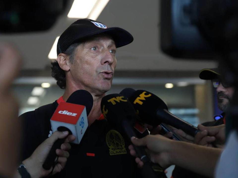 El técnico del Olimpia, Pedro Troglio atendió a los medios de comunicación en el aeropuerto Palmerola.