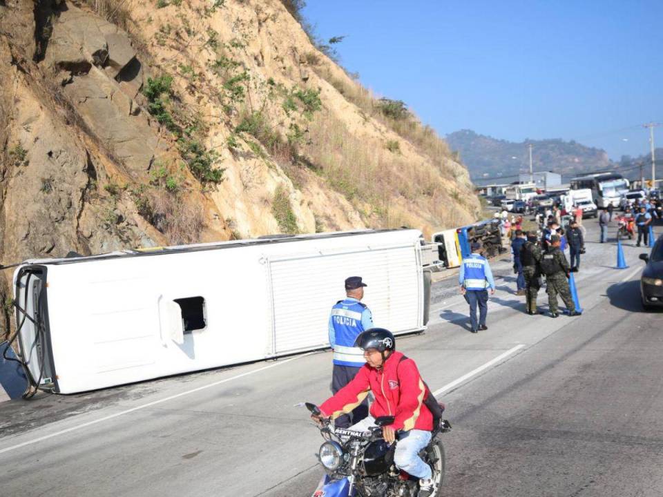 Unos iban hacia una actividad como misioneros y otros a diferentes destinos pero estuvieron a punto de morir tras sufrir un fuerte accidente vial luego del impacto y posterior volcamiento entre dos autobuses tipo ‘rapidito’ en la carretera CA-5, que de Tegucigalpa conduce a la zona norte de Honduras.