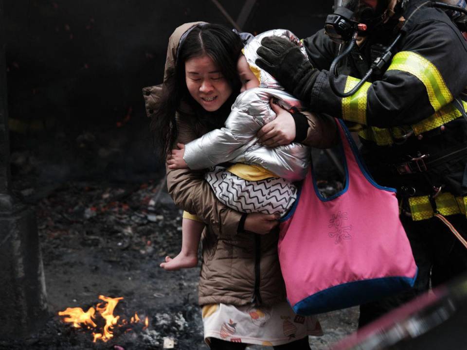 Diez personas resultaron heridas y cerca de dos docenas de familias fueron desalojadas de Chinatown en Nueva York, tras un voraz incendio que se registró este viernes.