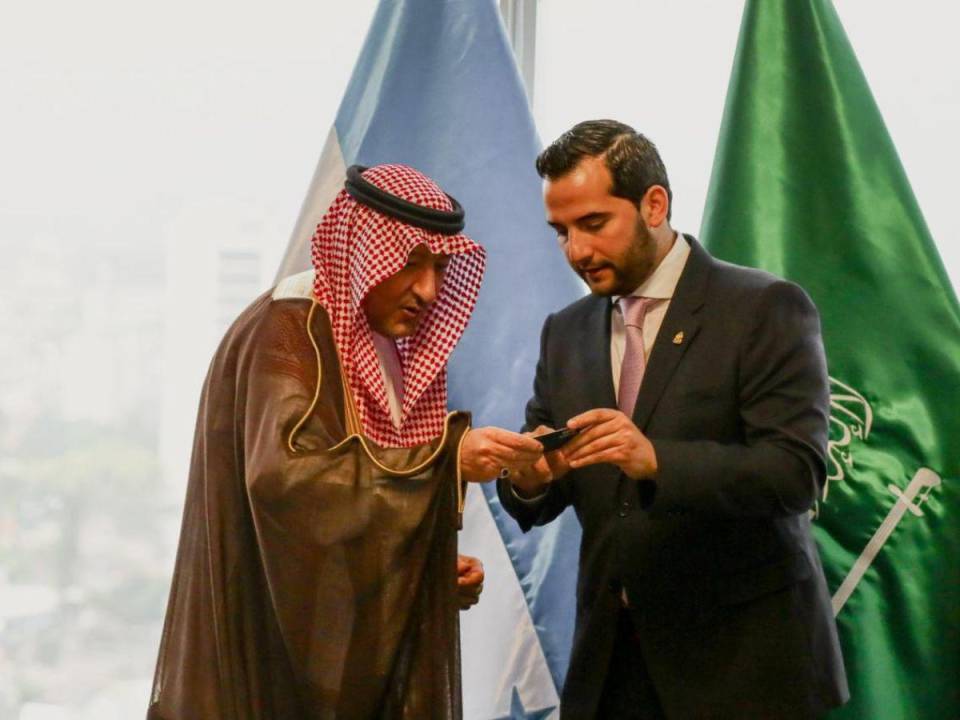 El viceministro de Asuntos Exteriores de Arabia Saudita, Waleed bin Abdulkarim Al Khuraiji junto al ministro promotor de inversiones del Consejo Nacional de Inversion (CNI), Miguel Medina.