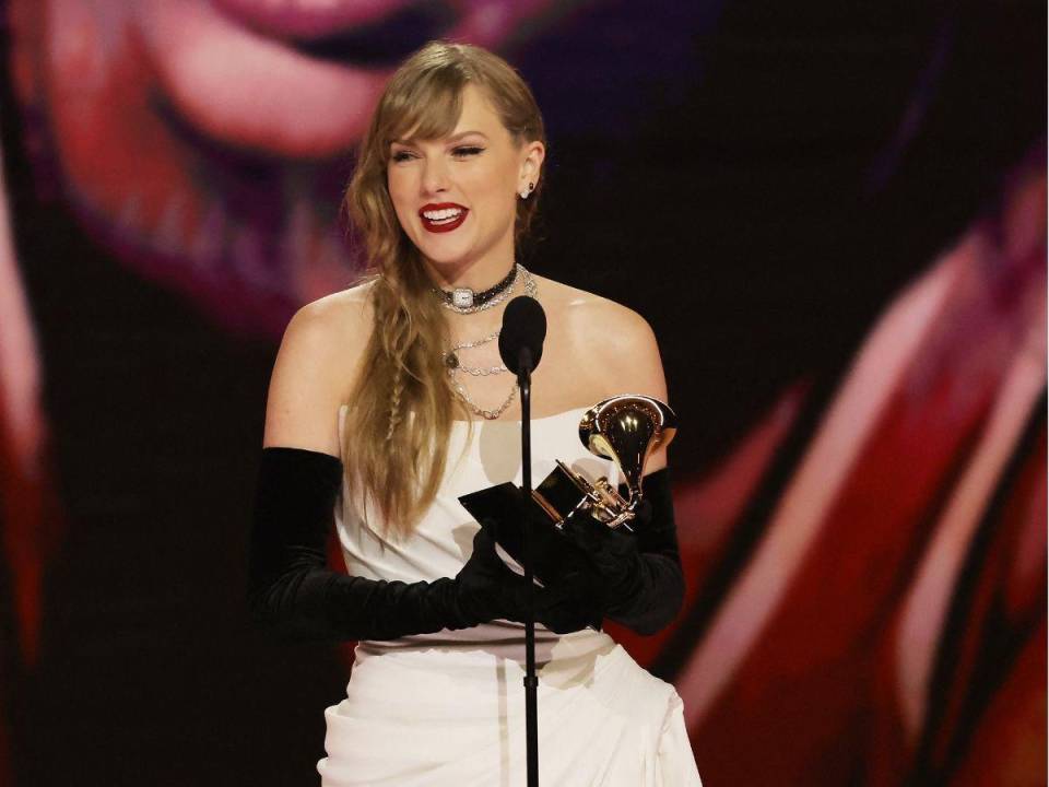 Mientras recibía el 13º Grammy de su carrera, Swift reveló la fecha de estreno de su nuevo disco.