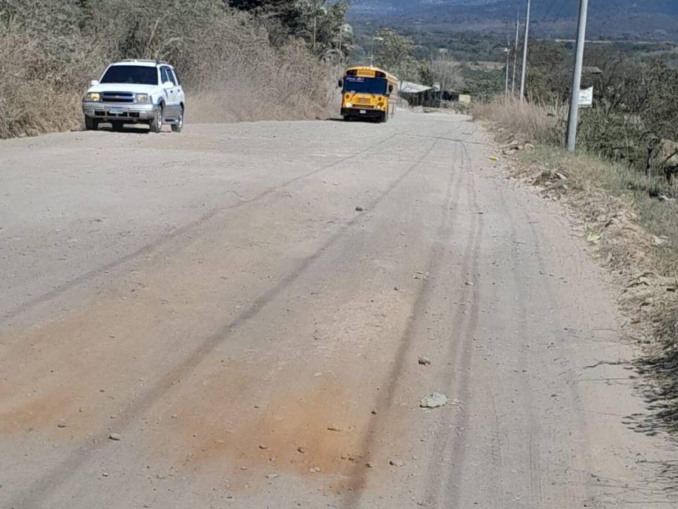 Los habitantes de Güinope lamentan no tener una carretera pavimentada, pues sufren con el lodo y polvo al sacar sus productos.
