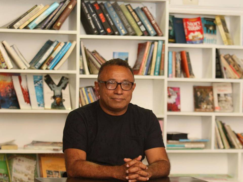 Desde hace nueve años Felipe Rivera Burgos vive en Suiza, pero la literatura lo trajo de vuelta a Honduras para presentar su libro de 45 relatos.
