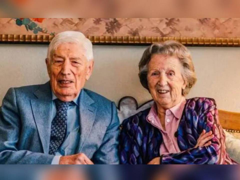 El ex primer ministro neerlandés Dries van Agt y su esposa Eugenie, ambos de 93 años, se sometieron a la eutanasia. Llevaba 70 años juntos. A continuación le contamos todos los detalles.