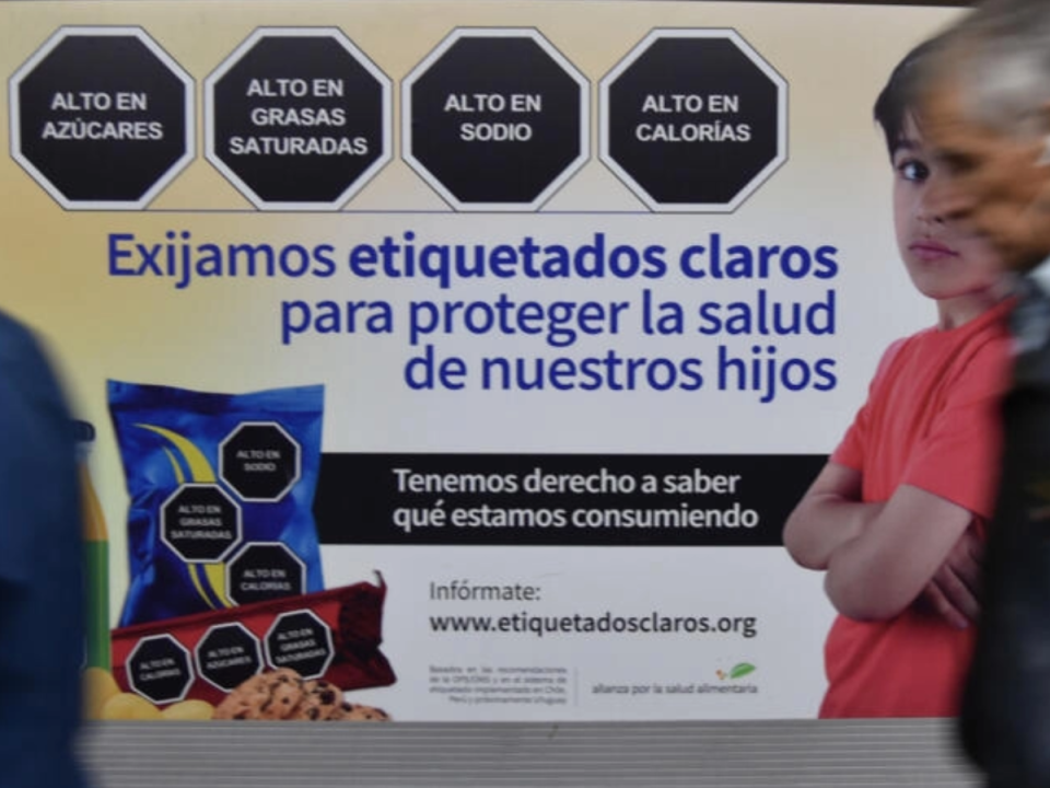 Cartel que promueve el etiquetado nutricional de advertencia en alimentos en Ciudad de México.