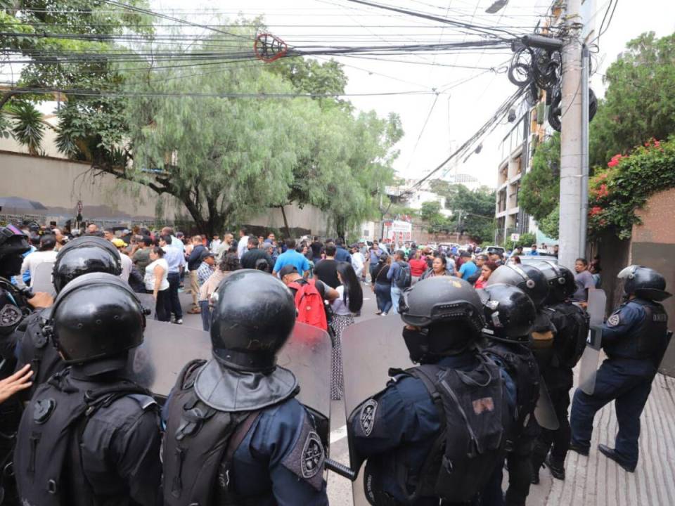Fuertes enfrentamientos se registraron la tarde de este miércoles frente al Ministerio Público entre el Bloque de Oposición Ciudadana (BOC) y varios colectivos de Libre. Esta son las imágenes del hecho.
