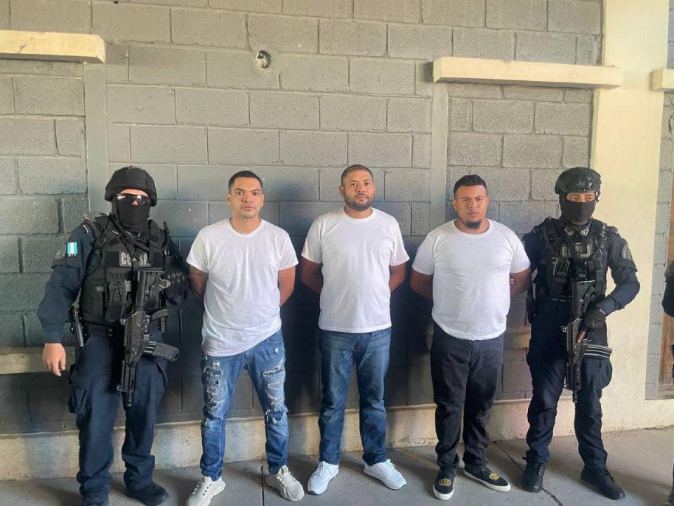 Tres hondureños son extraditados a Estados Unidos, acusados por distribución de fentanilo.