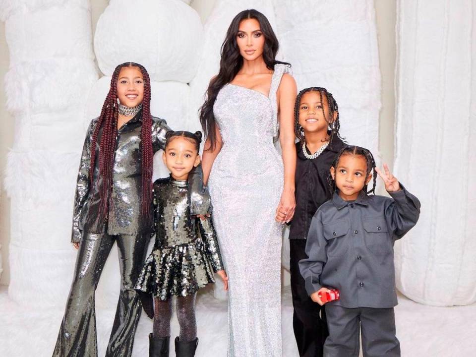 Kim Kardashian y su exesposo Kanye West gestaron a dos de sus cuatro hijos a través de un vientre de alquiler. La también empresaria reveló que una de las razones para tomar esta decisión fue las complicaciones que tuvo con sus dos embarazos anteriores.