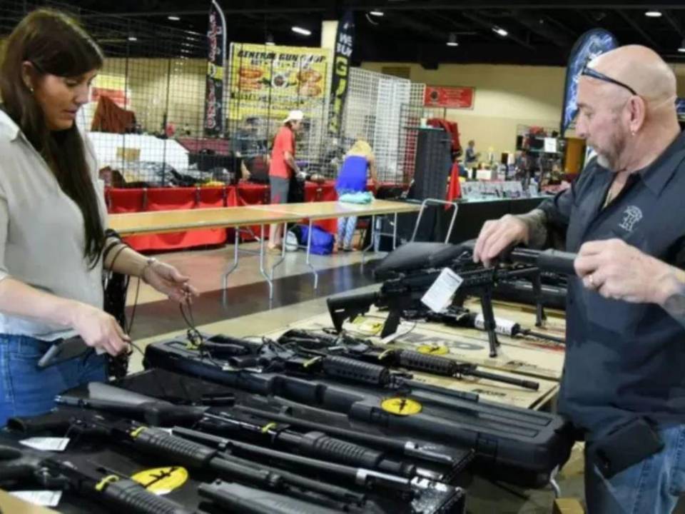 ¿Qué dice la nueva ley para el control de armas de fuego firmada por Joe Biden?