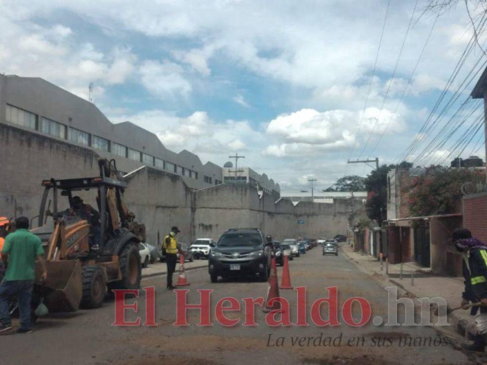Las personas fueron captadas tapando los baches con tierra en una de la calles principales de la residencial Honduras luego que vecinos y transportistas protestarran por el mal estado de las mismas.