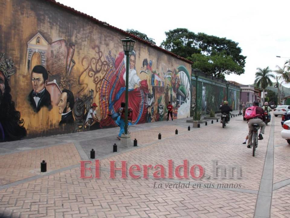 En el mural de medio kilómetro hay rostros de algunos de los héroes que participaron en el proceso de independencia.