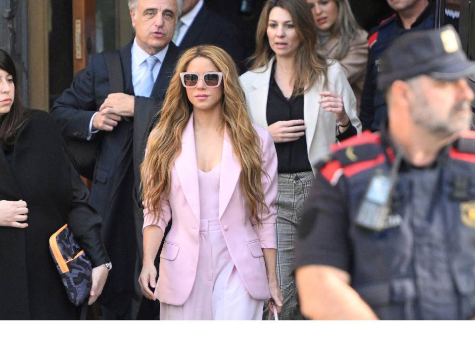 <b>Shakira </b>deberá pagar una multa de <b>8 millones de dólares </b>(7,3 millones de euros) a la Hacienda Pública de España, a cambio de una <b>rebaja de condena que evitará su entrada en prisión. </b>Esto luego de reconocer haber cometido fraude fiscal ante la Audiencia Provincial de Barcelona, España.