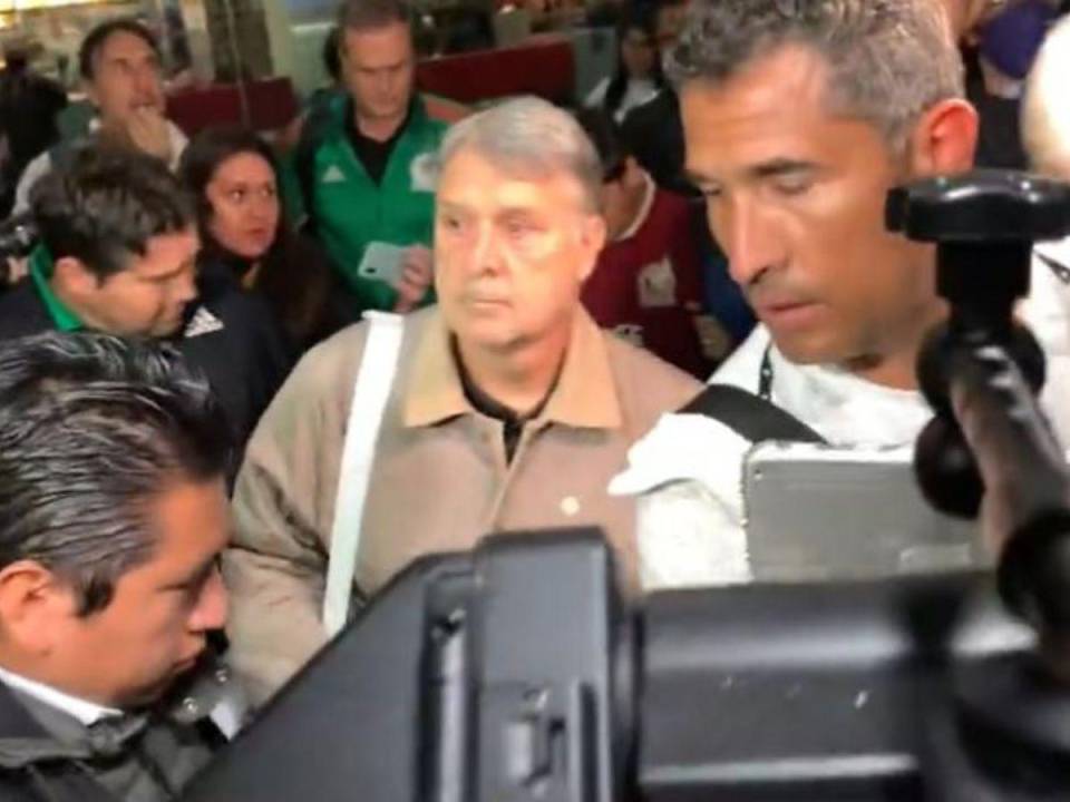 Gerardo “Tata” Martino regresó este domingo a México, siendo recibido por una enfurecida afición que le reclamó por la eliminación en fase de grupos.