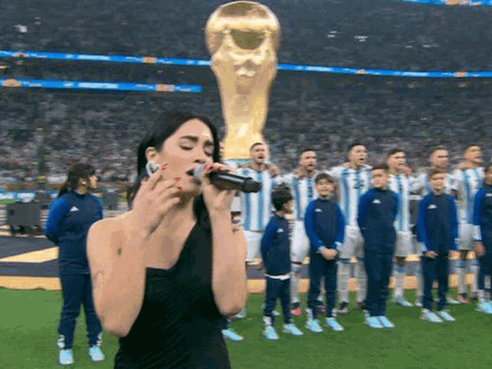 Lali Espósito cantó el himno en la previa de Argentina y Francia.