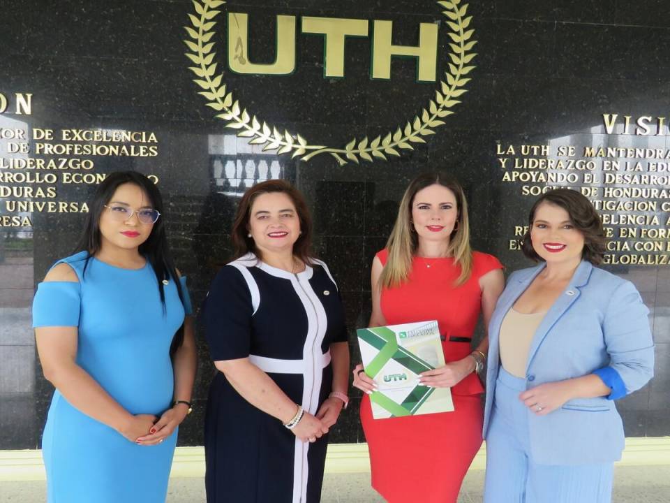 Ejecutivas de UTH junto a la reconocida comunicadora social Evangelina Barquero.