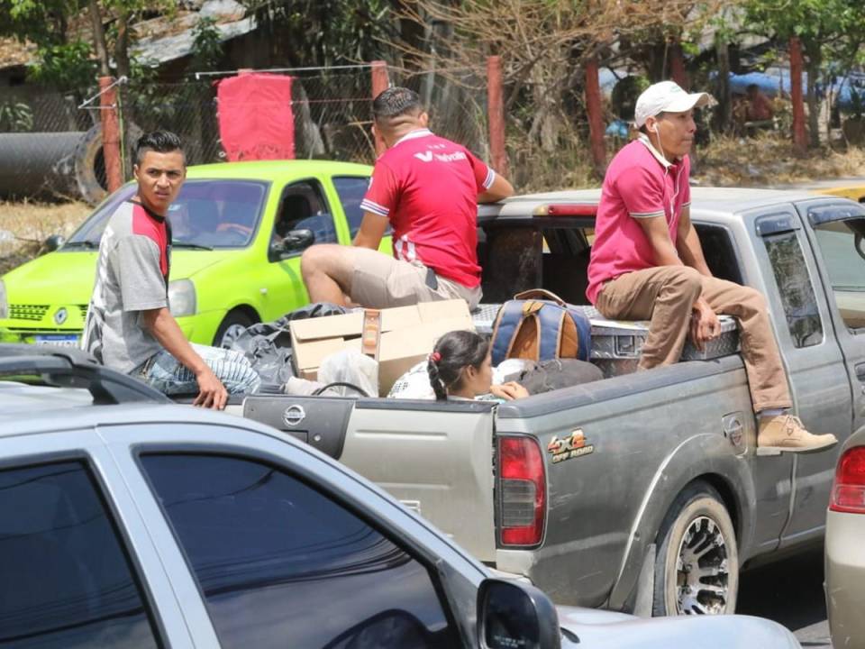 Cansados y hasta bronceados por el sol, pero satisfechos de este descanso, retornan este domingo 31 de marzo cientos de familias que aprovecharon el feriado de Semana Santa para visitar las playas, ríos o a sus parientes en el interior del país. A continuación las curiosidades captadas por la lente de EL HERALDO.