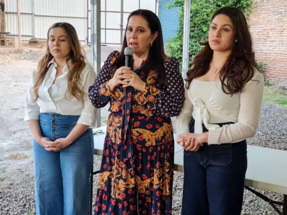 Ana García anunció el lanzamiento de su candidatura presidencial este martes en compañía de sus dos hijas en su residencia en Tegucigalpa.