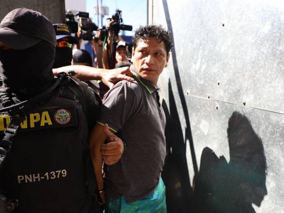 Este domingo llegó a audiencia de presentación de pruebas el exfutbolista Óscar “Pescado” Bonilla, acusado de tráfico de drogas agravado. Estas son las imágenes de su llegada a los juzgados capitalinos.