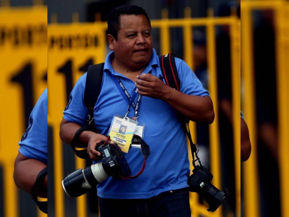 El fotoperiodista de EL HERALDO, Álex Pérez, resultó herido en una cobertura con la Alcaldía.