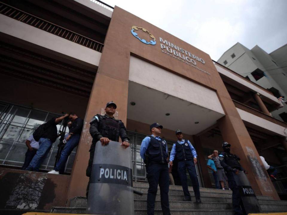 El Ministerio Público es la máxima institución de investigación en Honduras. Su estructura orgánica dice que debe ser dirigida por un fiscal general y uno adjunto. Además, el fiscal general debe elegir al director de fiscales.