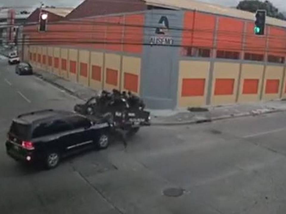 Policías militares salen volando de patrulla tras colisionar contra camioneta en San Pedro Sula