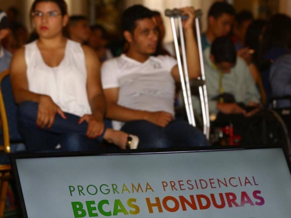 Unos 1,500 jóvenes en el extranjero y 17,500 estudiantes matriculados en las universidades de Honduras no han obtenido una respuesta sobre sus pagos correspondientes al programa de becas.