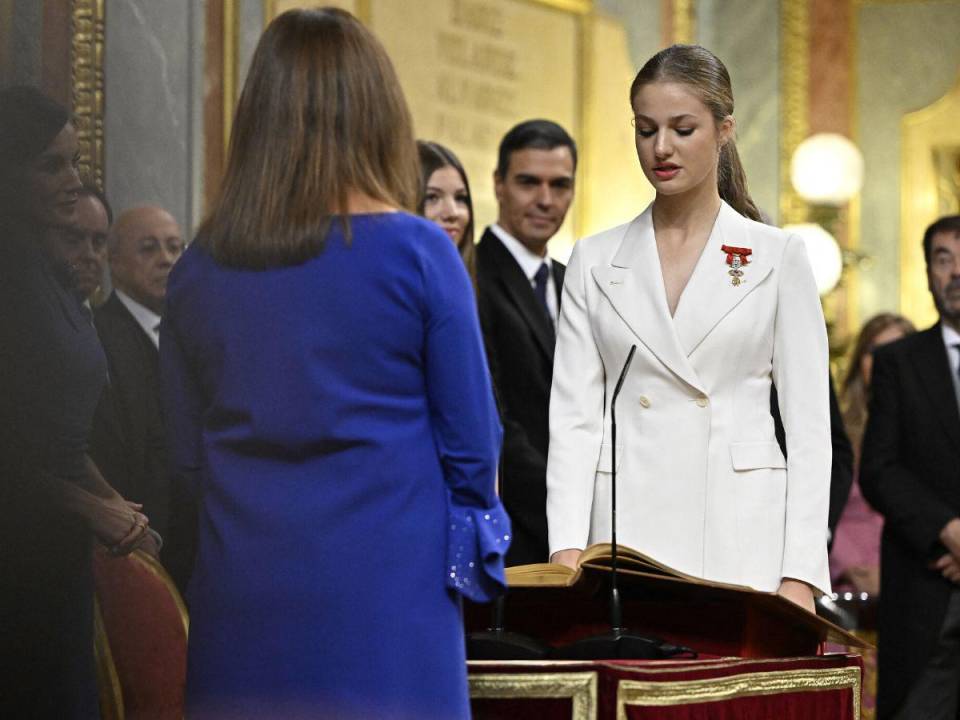 La mayoría de edad y el juramento de la princesa Leonor se convirtió este martes en un acto de afirmación de la monarquía española tras unos años difíciles, con un fervor en las calles más propio de Londres que de Madrid. Estas son las imágenes de uno de los actos más esperados por los españoles.