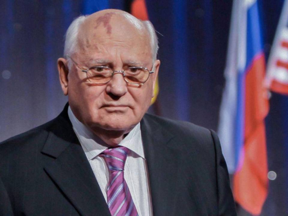 Nacido en 1931 en el seno de una familia modesta del suroeste de Rusia, Gorbachov subió rápidamente en la jerarquía del Partido Comunista hasta ponerse al frente de la URSS en 1985.