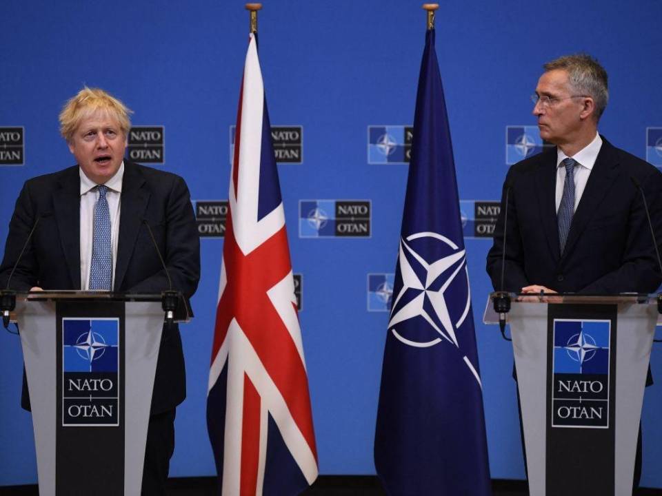 El secretario general de la OTAN, Jens Stoltenberg, dio un fuerte mensaje en compañía del primer ministro británico Boris Johnson.