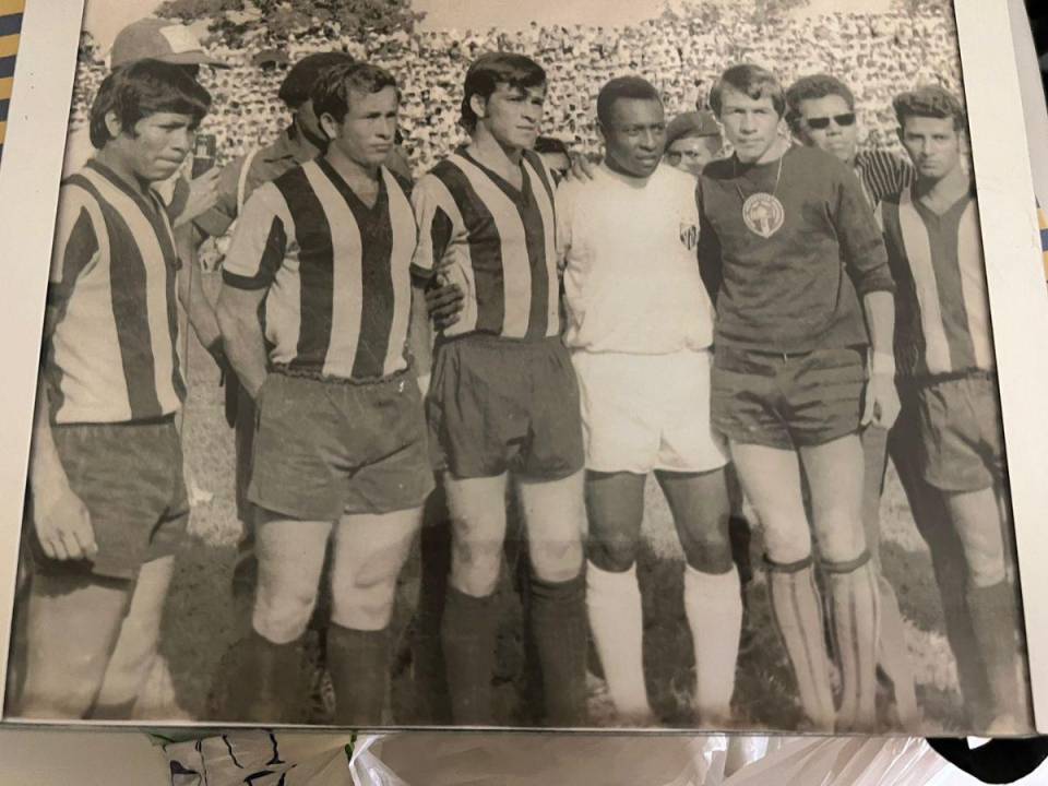 Hace 50 años “El Rey del Fútbol” visitaba Honduras en una serie de encuentros amistosos. Uno de sus rivales fue el defensor Jaime Villegas, quien tuvo la misión de marcarlo durante el partido.