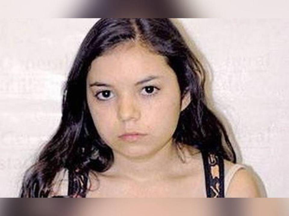 Ana Carolina López Enríquez nació en febrero de 1996 en México. Fue puesta en adopción desde muy pequeña. Su madre biológica tenía VIH y su padre no tenía trabajo y vivía en la calle. El bullying que sufrió en la escuela y vivir con otros seis hermanos que no la querían crearon odio en ella. Conoce los detalles de la joven considerada como una de las grande psicópatas de México.