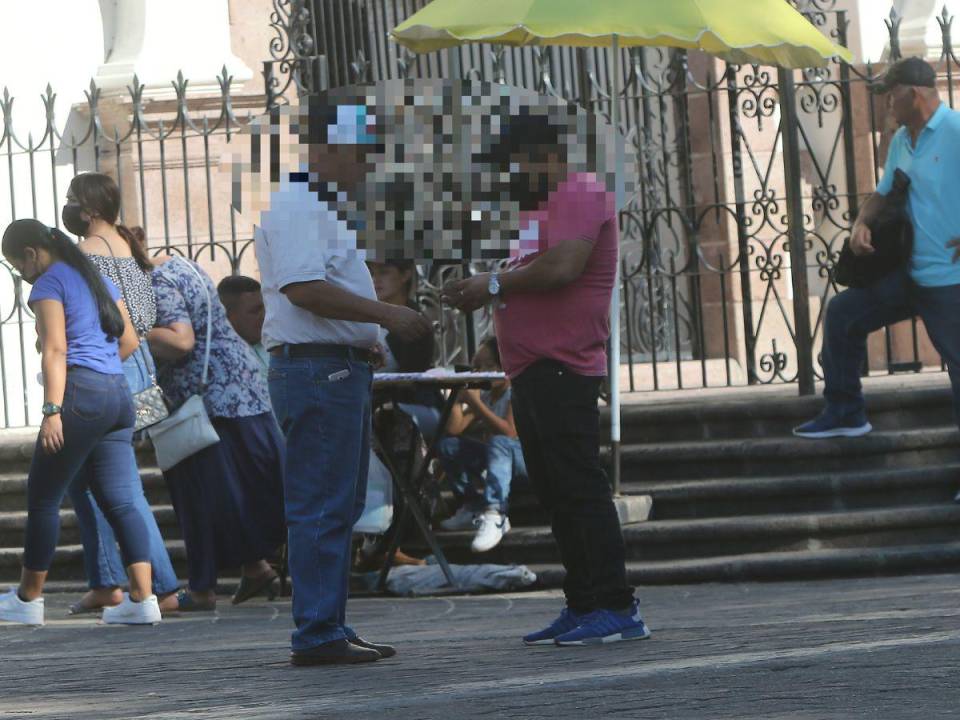 La primera entrega del dinero al tramitador del RNP se hizo en el parque central de Tegucigalpa.