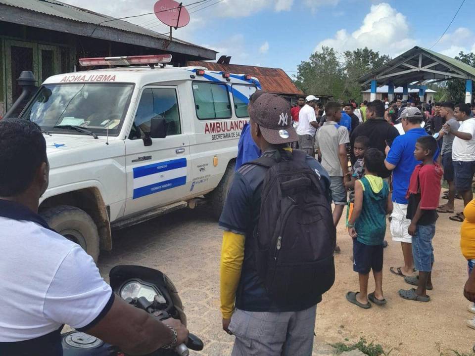 Algunas ambulancias llegando al lugar donde ocurrió el rescate de algunas de las víctimas del naufragio.